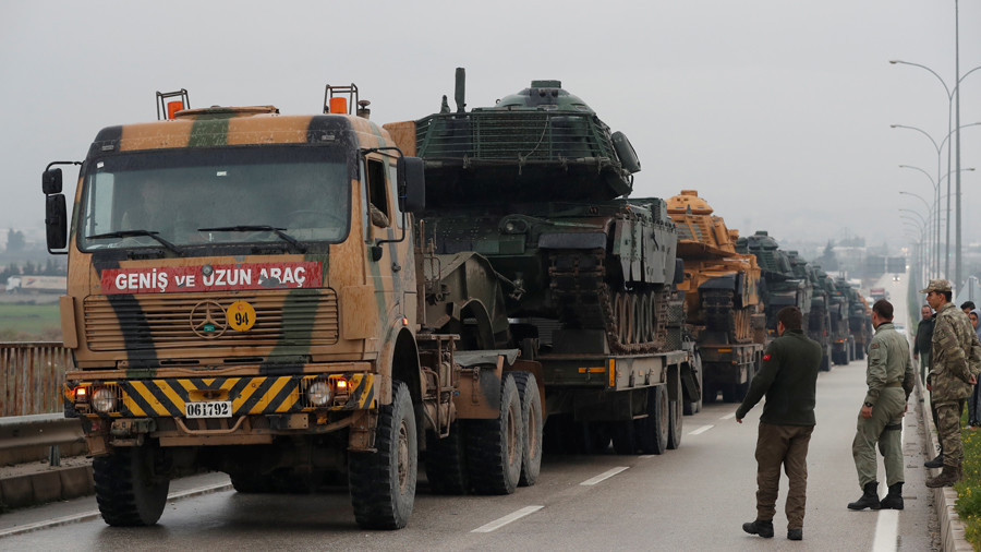 A Turkish military convoy arrives at an army base in the border town of Reyhanli near the Turkish-Syrian border in Hatay province, Turkey January 17, 2018 © Osman Orsal_Reuters