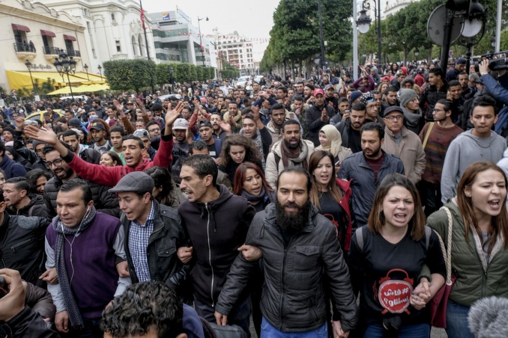 Protesta anti-austerity su Avenue Habib Bourguiba, Tunisi_ sotto Habib Kazdaghli © Ap