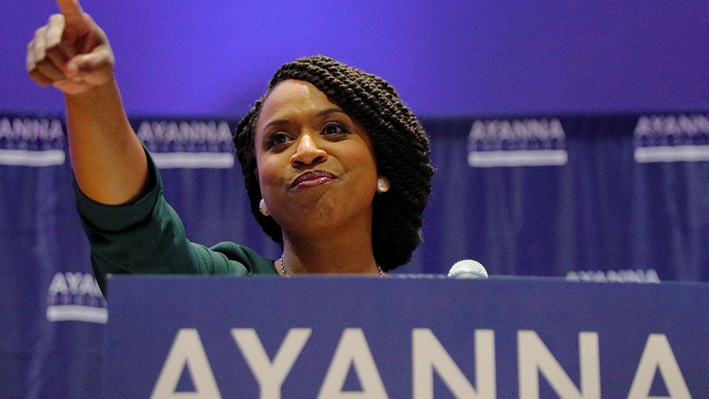 Ayanna Pressley indica i suoi sostenitori dopo aver vinto le primarie democratiche nel Massachusetts _Brian Snyder_ Reuters