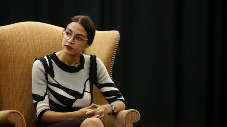 La candidata al Congresso di New York, Alexandria Ocasio-Cortez_ partecipa a una riunione del municipio _Patrick Semansky_AP Photo