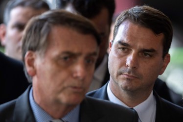 il presidente brasiliano jair bolsonaro con alle sue spalle il figlio senatore, flávio bolsonaro _ afp