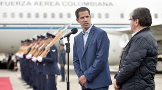 Juan Guaidó, acompañado del canciller colombianho Carlos Holmes a su llegada ayer al aeropuerto de El Dorado, en Bogotá _Efrain Herrera _Colombian Presi _EFE