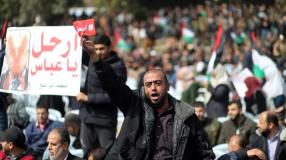 Un manifestante tiene un cartello per lasciare durante una protesta della Striscia di Gaza contro Mahmoud Abbas _Mohammed Salem_Reuters