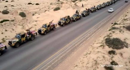 Il convoglio di centinaia di veicoli corazzati delle forze di Haftar sembra essere diretto dalla strada costiera di Bengasi verso ovest_Foto_Ufficio stampa delle forze di Haftar]