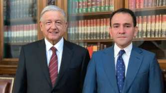 Andrés Manuel López Obrador posa con Arturo Herrera_nuovo segretario del Tesoro dopo le dimissioni di Carlos Urzúa_Foto di AFP