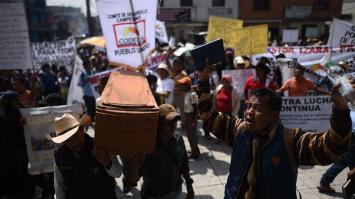 I guatemaltechi protestano contro il presidente Jimmy Morales e chiedono giustizia per gli omicidi delle vittime mentre difendono il diritto alla terra e alle risorse naturali_Edwin Bercian _EPA