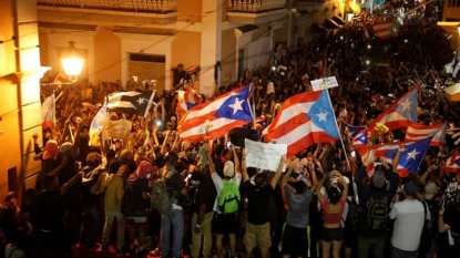 Le persone reagiscono dopo che il governatore ha annunciato le sue dimissioni _Marco Bello_Reuters