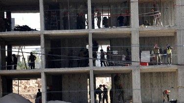 Soldati israeliani depositano esplosivi per demolire un edificio a Sur Baher_a Gerusalemme Est _Abed Al Hashlamoun _EPA