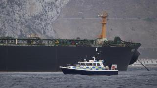 Una nave marina britannica pattuglia vicino alla superpetroliera Grace 1 al largo della costa di Gibilterra [Jorge Guerrero _AFP