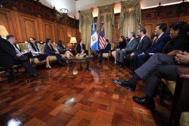 Incontro tra Claver-Carone_principale consigliere per gli affari latinoamericani di Trump_ team governativo di Jimmy Morales_Foto stampa libera_SCSP