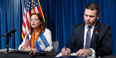AP_Il segretario alla Sicurezza nazionale Kevin K_McAleenan con Alexandra Hill_ministro degli affari esteri per El Salvador