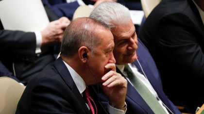 Erdogan parla con un membro della sua delegazione durante la 74a sessione dell'Assemblea generale delle Nazioni Unite _Jonathan Ernst _Reuters