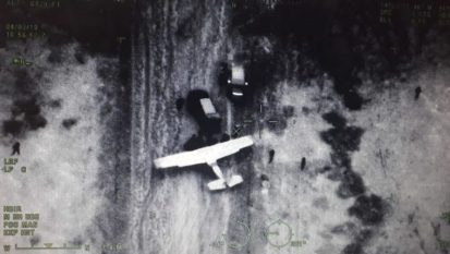 Narcos-avioneta-descarga-Questa è una delle fotografie catturate dagli aerei dell'esercito e viste quando i veicoli si avvicinano a un aereo atterrato senza autorizzazione