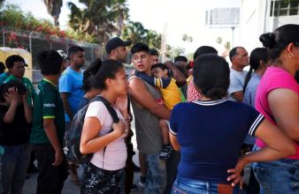 Un gruppo di migranti attende in Messico mentre le loro domande di asilo vengono risolte_FOTO ORA_AP