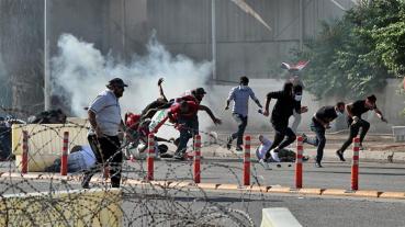 Almeno due manifestanti sono morti a Baghdad venerdì con quasi 100 feriti_AP