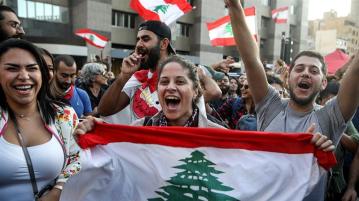 I manifestanti celebrano le dimissioni del Primo Ministro Saad Hariri a Beirut_Patrick Baz _AFP