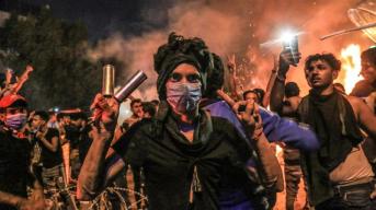 Un manifestante indossa bombole di gas lacrimogeni sulle dita e indica il segno della vittoria durante le proteste antigovernative nella città di Karbala _AFP