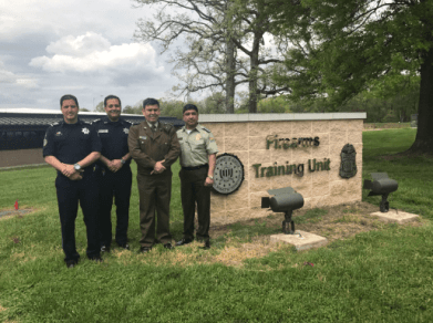 Calderón Mariscal_derecha_en la academia del FBI