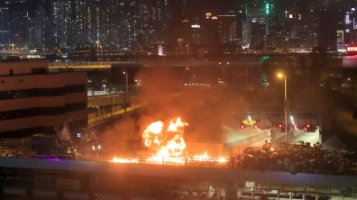 I manifestanti lanciano cocktail Molotov verso veicoli corazzati durante violenti scontri al Politecnico di Hong Kong_Kin Cheung_ AP Photo
