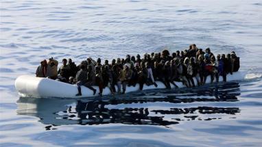 I migranti vengono visti in un gommone nel Mar Mediterraneo al largo delle coste della Libia_15 gennaio 2018 _Hani Amara_ Reuters