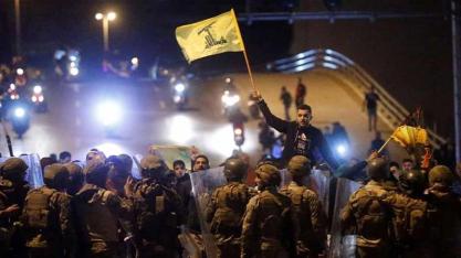 I soldati hanno creato una barriera tra i sostenitori dei gruppi sciiti libanesi Hezbollah e Amal e i manifestanti antigovernativi a Beirut lunedì_Mohamed Azakir _Reuters