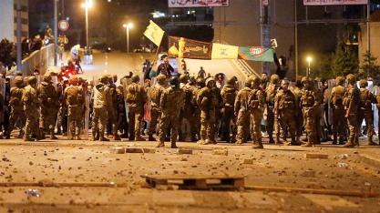 I sostenitori dei gruppi sciiti Hezbollah e Amal portano bandiere mentre i soldati dell'esercito libanese li separano dai manifestanti antigovernativi a Beirut _Mohamed Azakir _ Reuters