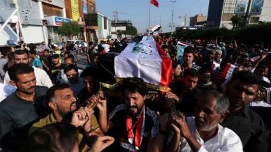 Le persone in lutto irachene portano la bara di un manifestante ucciso durante le proteste antigovernative a Kerbala_Iraq [Abdullah Dhiaa al-Deen_Reuters