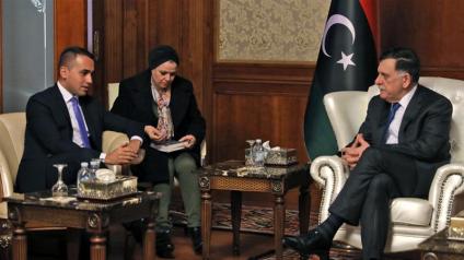 Il primo ministro libico riconosciuto dalle Nazioni Unite, Fayez al-Sarraj, a destra, incontra il ministro degli esteri italiano Luigi Di Maio nella capitale della Libia_Tripoli_AFP