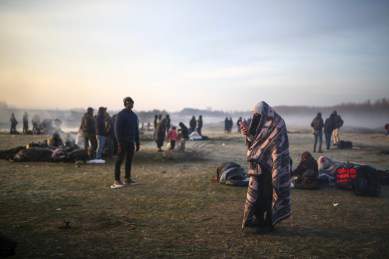 06est2f01-evros-migranti-sul-confine-ap
