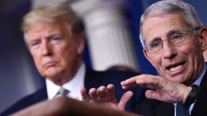Il dott. Anthony Fauci parla mentre il presidente degli Stati Uniti Donald Trump ascolta durante il briefing quotidiano sulla situazione della pandemia di Coronavirus alla Casa Bianca _ Brendan Smialowski _AFP