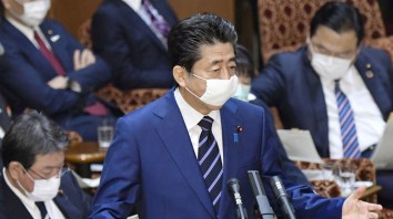 Il primo ministro giapponese Shinzo Abe risponde a una domanda nella camera alta del parlamento a Tokyo _Kyodo via Reuters