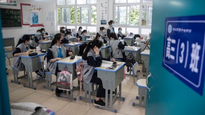 Gli studenti senior frequentano le lezioni in una scuola superiore di Wuhan_ nella provincia cinese di Hubei _AFP