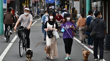 La gente cammina davanti a negozi in una zona residenziale di Tokyo _Charly Triballeau _AFP