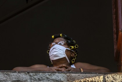 Una donna per le strade de L'Avana _foto di Ramon Espinosa _Ap-LaPresse