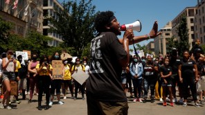 Manifestanti manifestano vicino alla Casa Bianca a Washington _Maya Alleruzzo _ The Associated Press