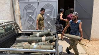 Un combattente fedele alla libia internazionalmente riconosciuta dalla carie del governo ha confiscato le armi dopo aver ripreso il controllo su Tarhuna_Ayman al-Sahili _Reuters