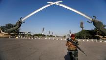 Un ufficiale di sicurezza iracheno fa la guardia accanto al memoriale dell'Arco della Vittoria nella Green Zone di Baghdad_Khalid al-Mousily _ Reuters