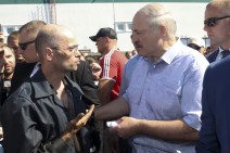 19_ Lukashenko a colloquio con alcuni degli operai in sciopero _Ap