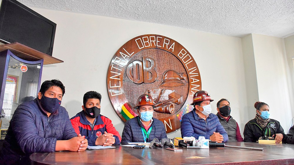 Ejecutivos de Central Obrera Boliviana en rueda de prensa. APG
